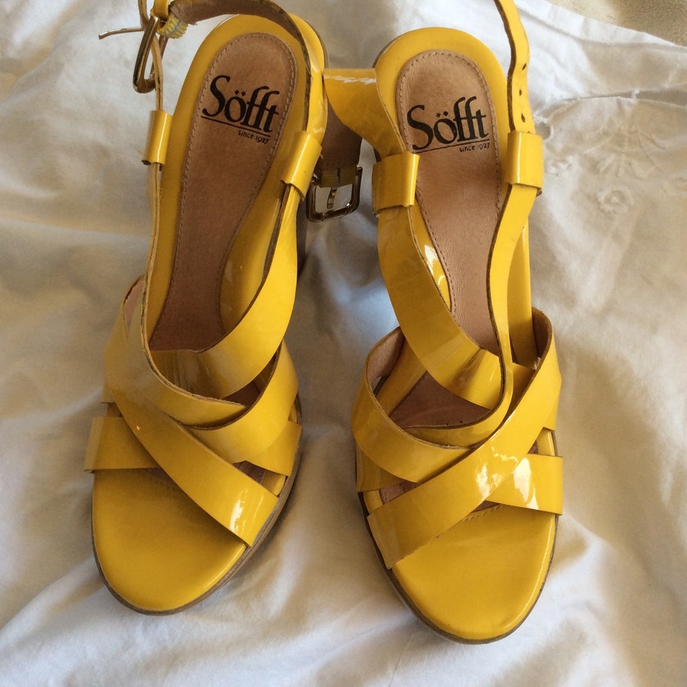Softt yellow heeled shoes